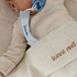 baby ligt onder laken met gepersonaliseerde tekst en speenkoord met tekst 