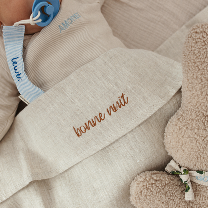baby ligt onder laken met tekst, knuffel, speen met speenkood met tekst