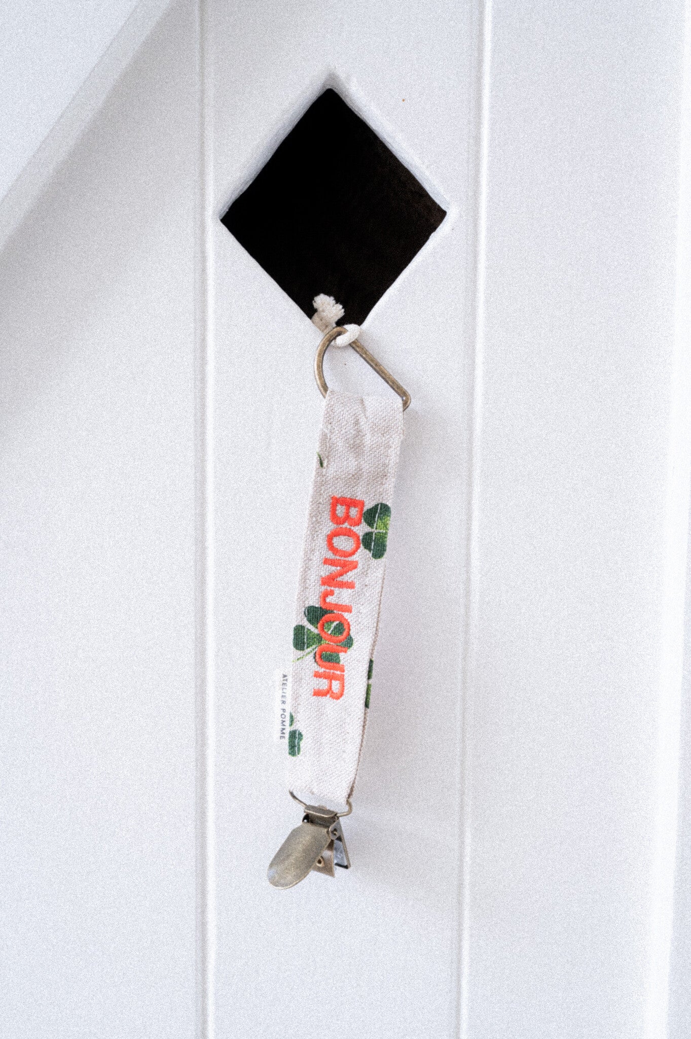 Een gepersonaliseerd speenkoord met naam erop