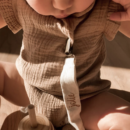 baby draagt bruine romper 