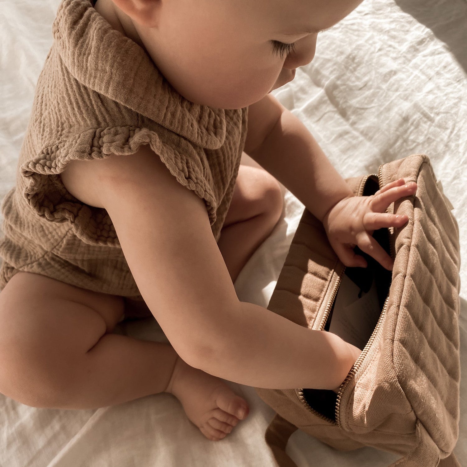 baby draagt bruine romper