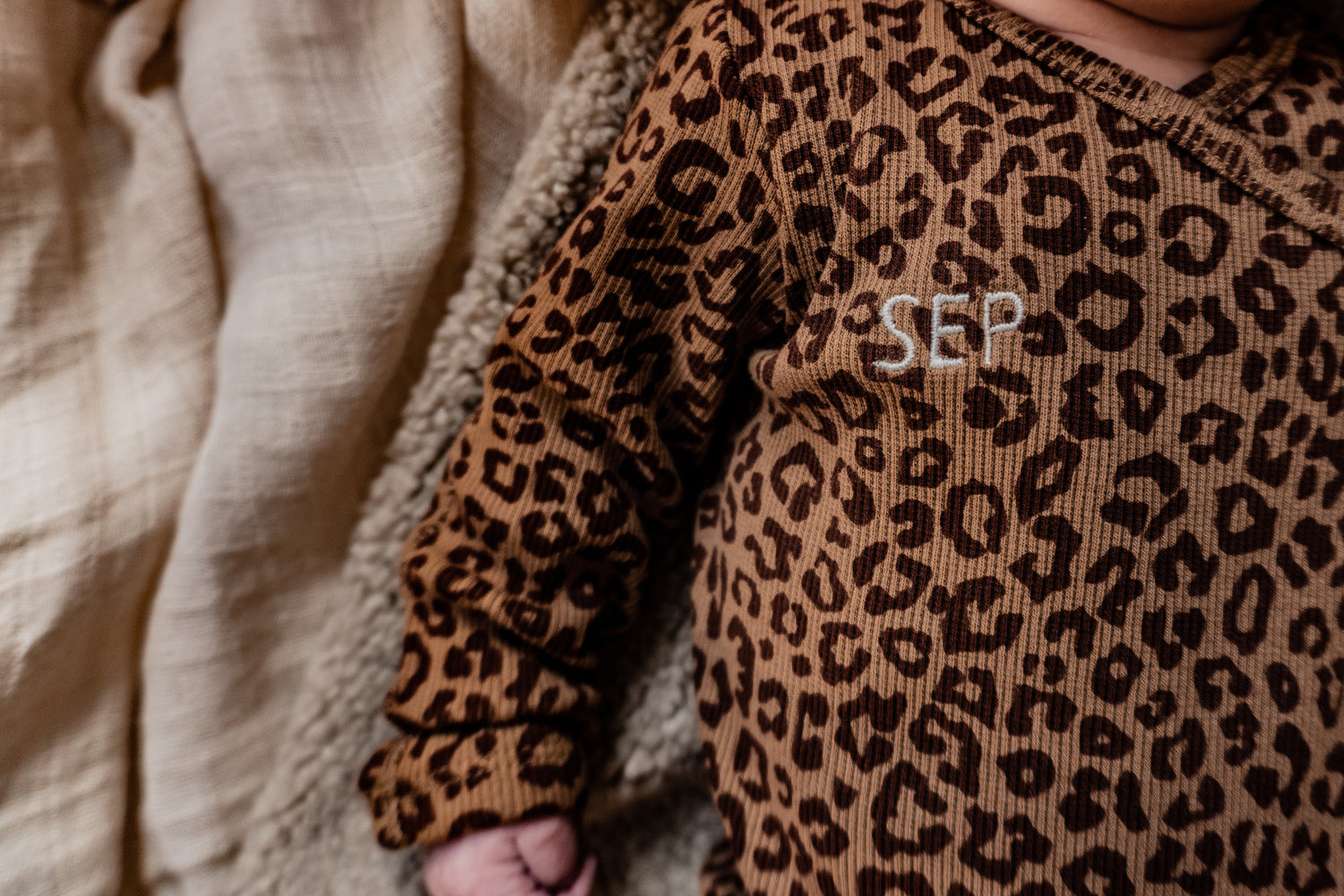Romper wrap the baby leopard 