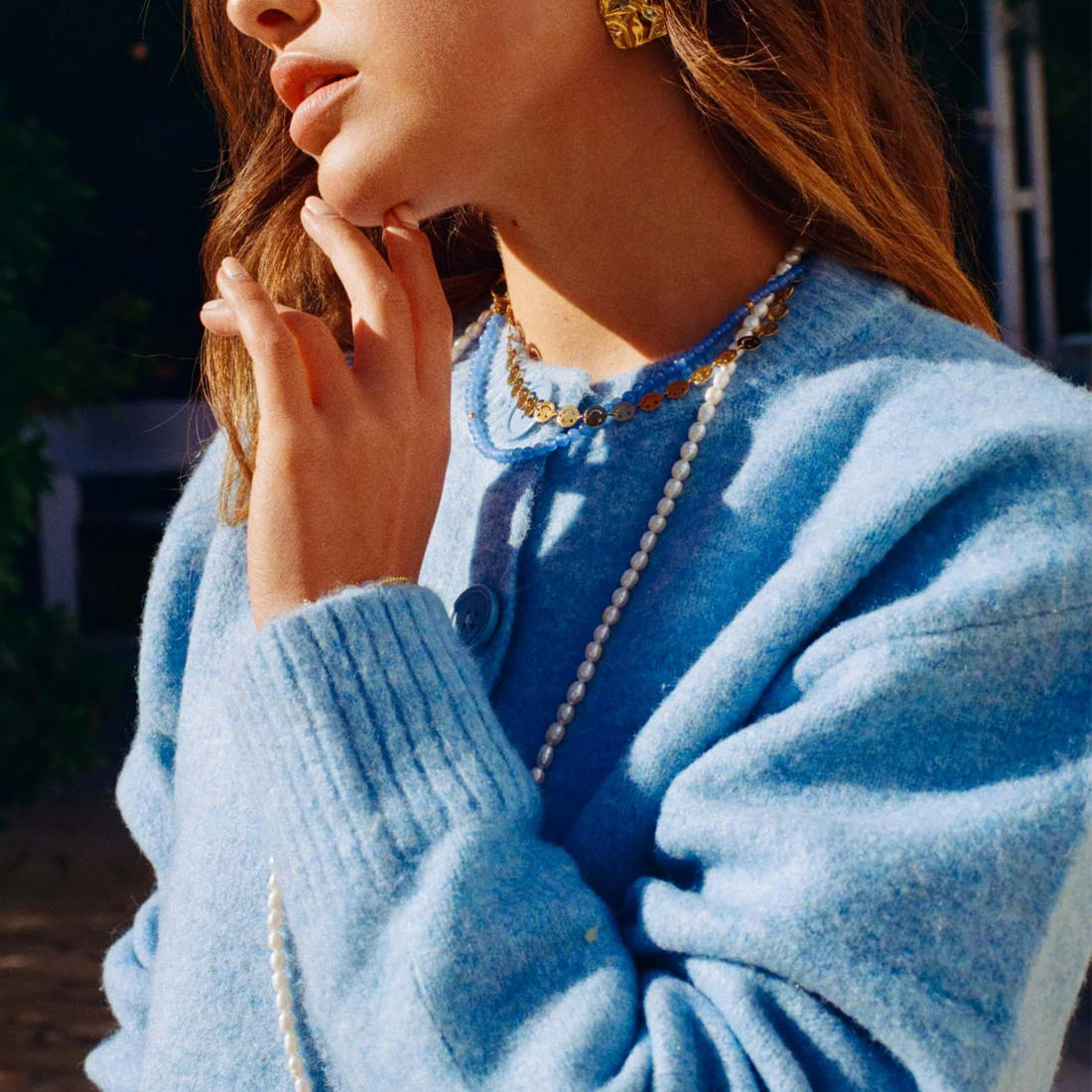 Een gouden ketting met smiley 