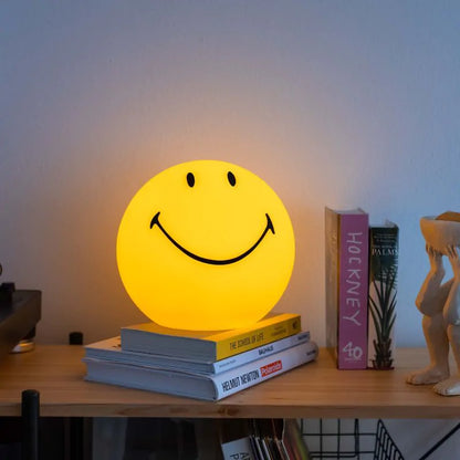 smiley lamp op stapel boeken 