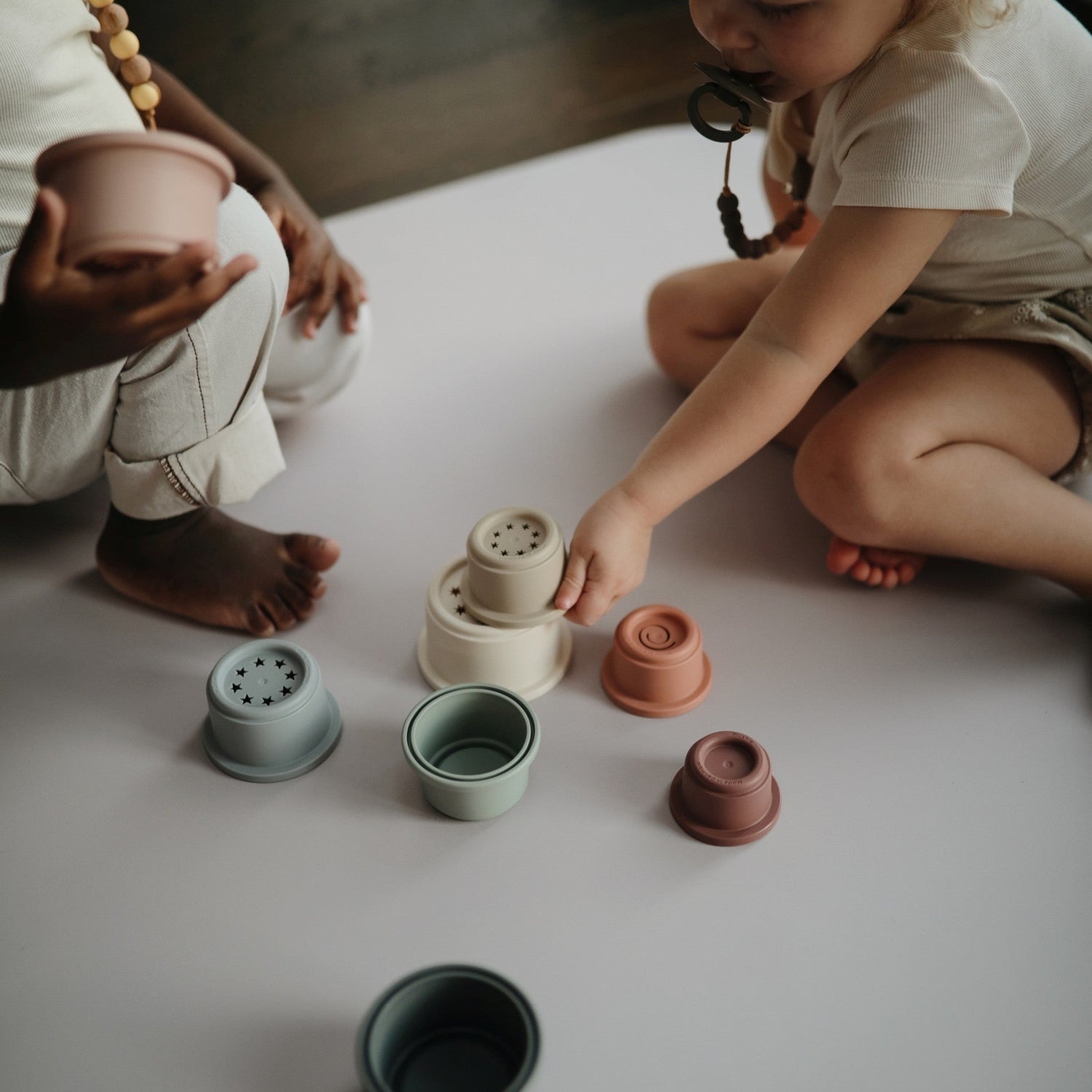 kinderen spelen met stapelbakjes. 