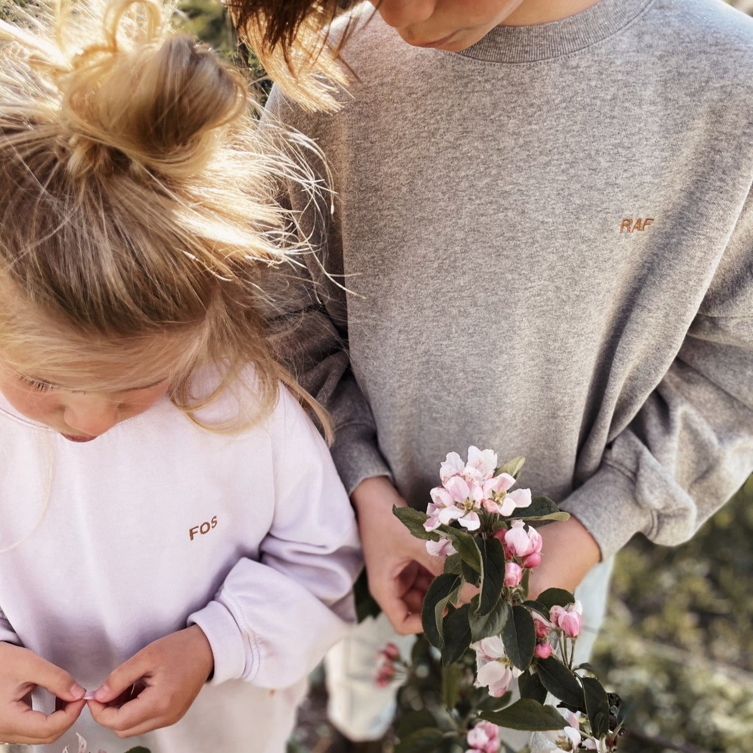 kinderen dragen sweater met tekst. 