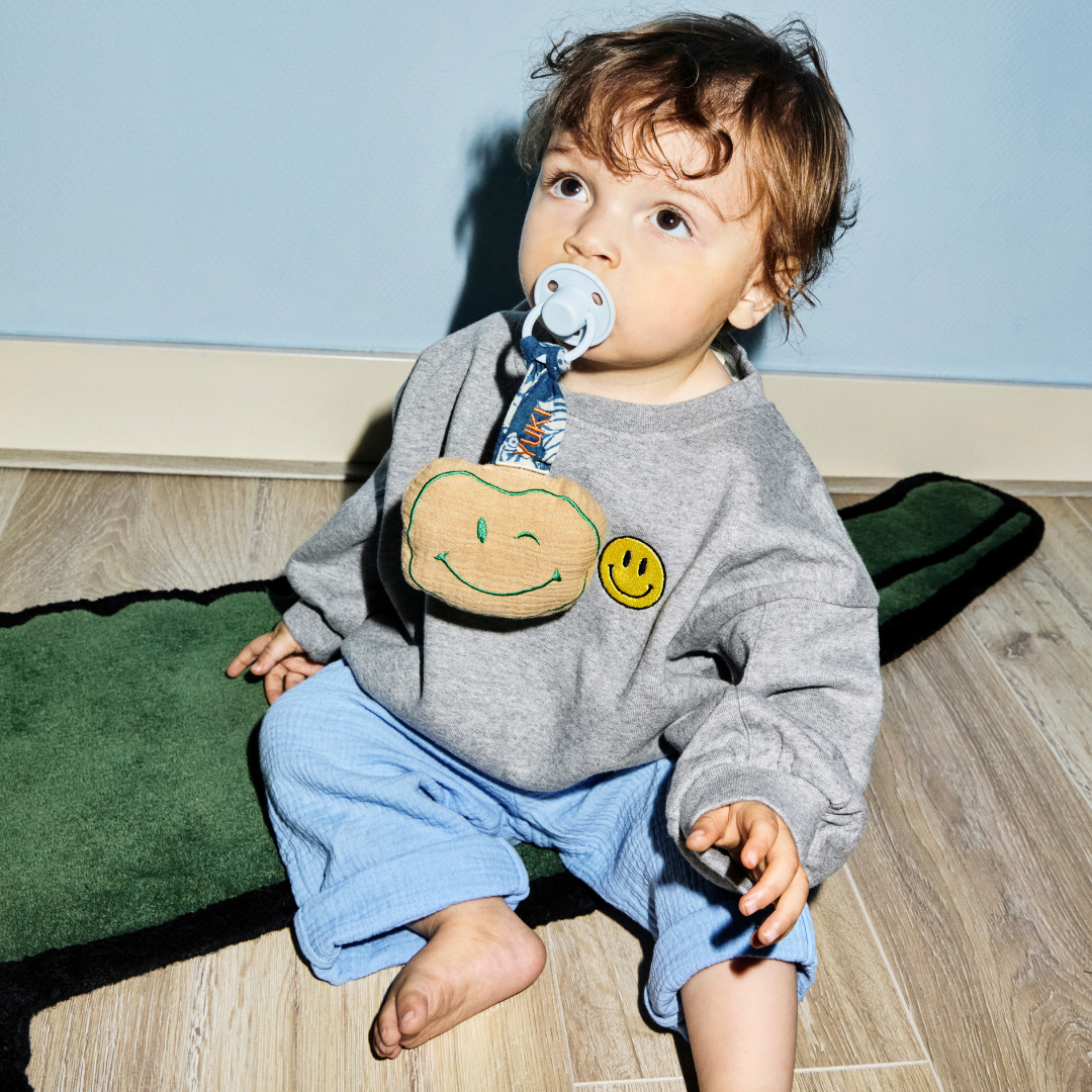 grijze sweater met smiley icoon. 