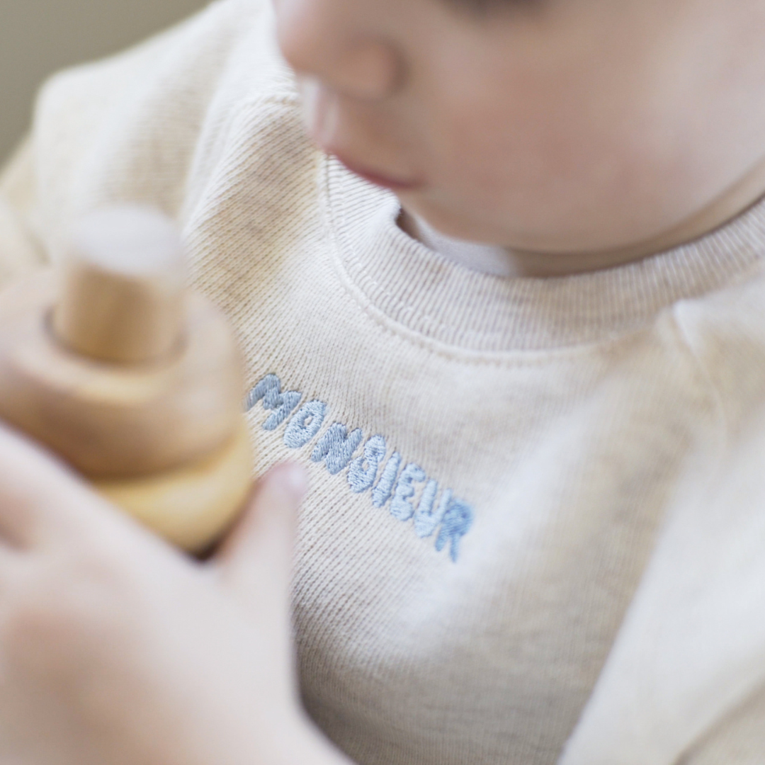 Een gepersonaliseerde trui met een tekst erop