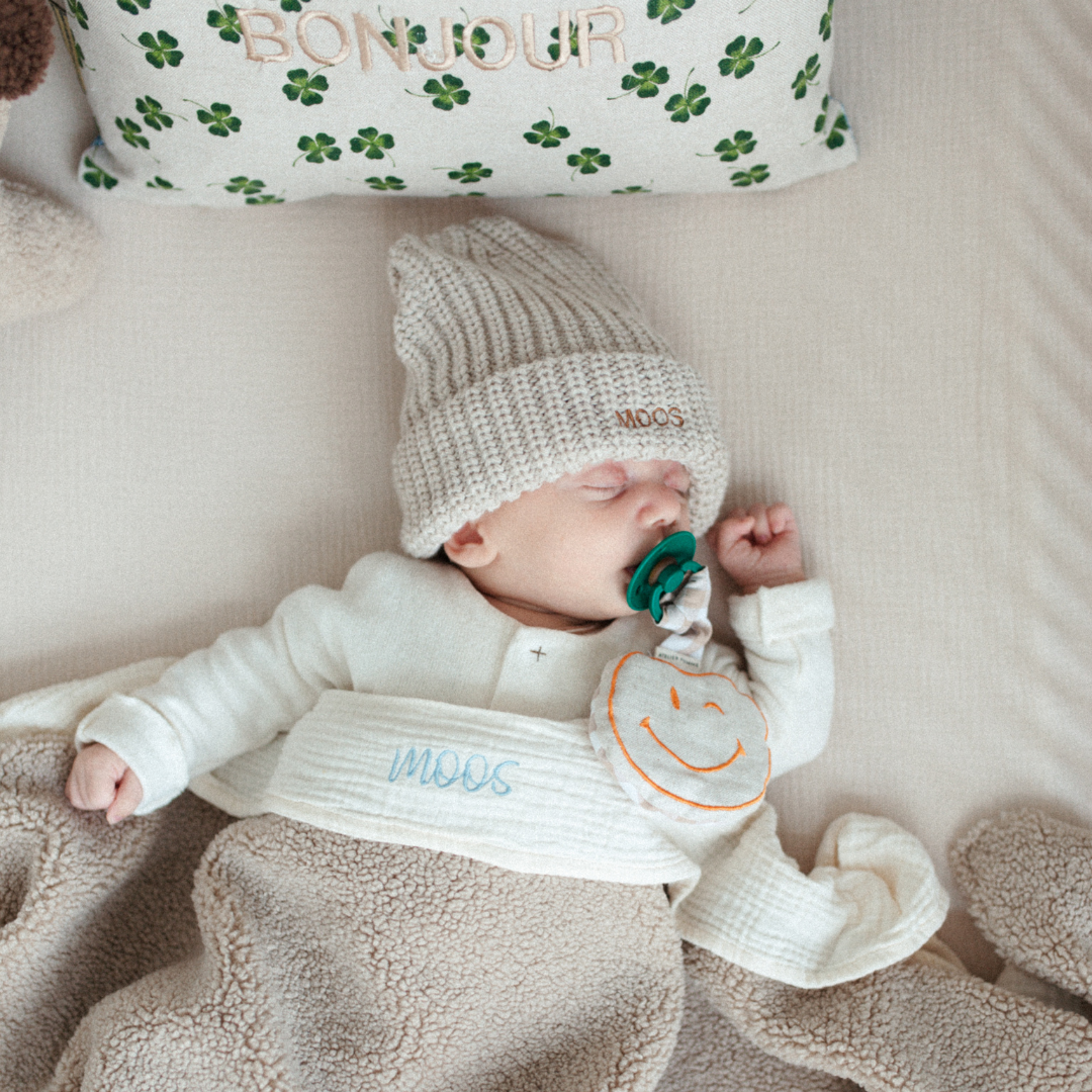 baby ligt onder teddy dekbedset