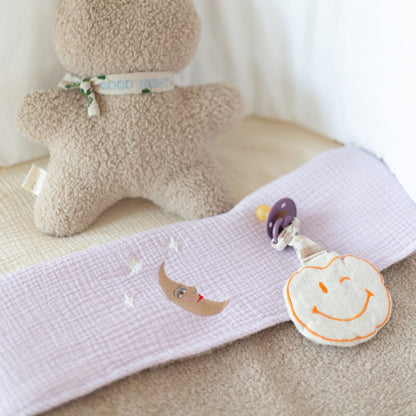 opgemaakt ledikant, laken met icoon, teddy deken, speen met speenknuffel, teddy knuffel. 