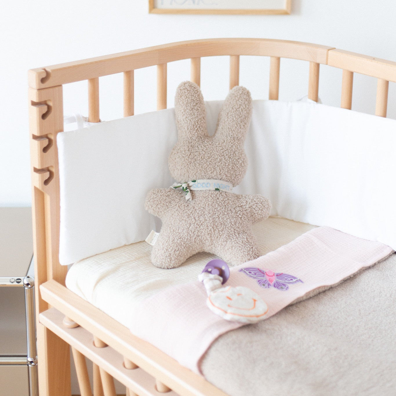 Opgemaakt ledikant, laken met tekst, teddy deken, speen met speenknuffel, teddy knuffel. 