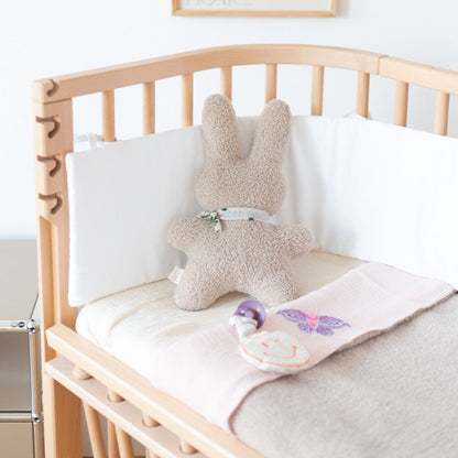 Opgemaakt ledikant, laken met tekst, teddy deken, speen met speenknuffel, teddy knuffel. 