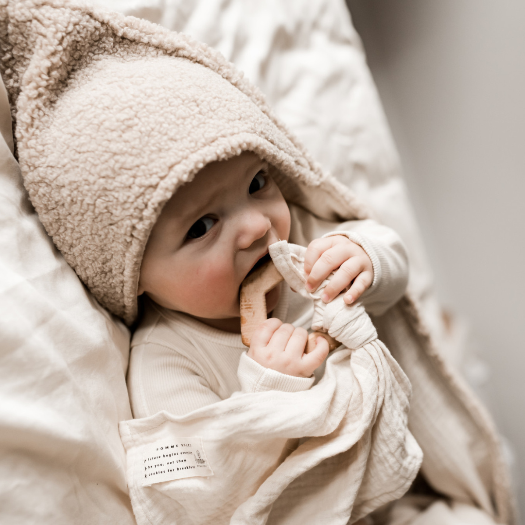 baby bijt op bijtring met speendoekje. 