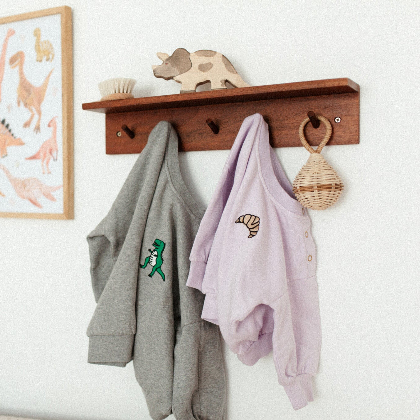 sweaters met icoon hangen aan kapstok. 