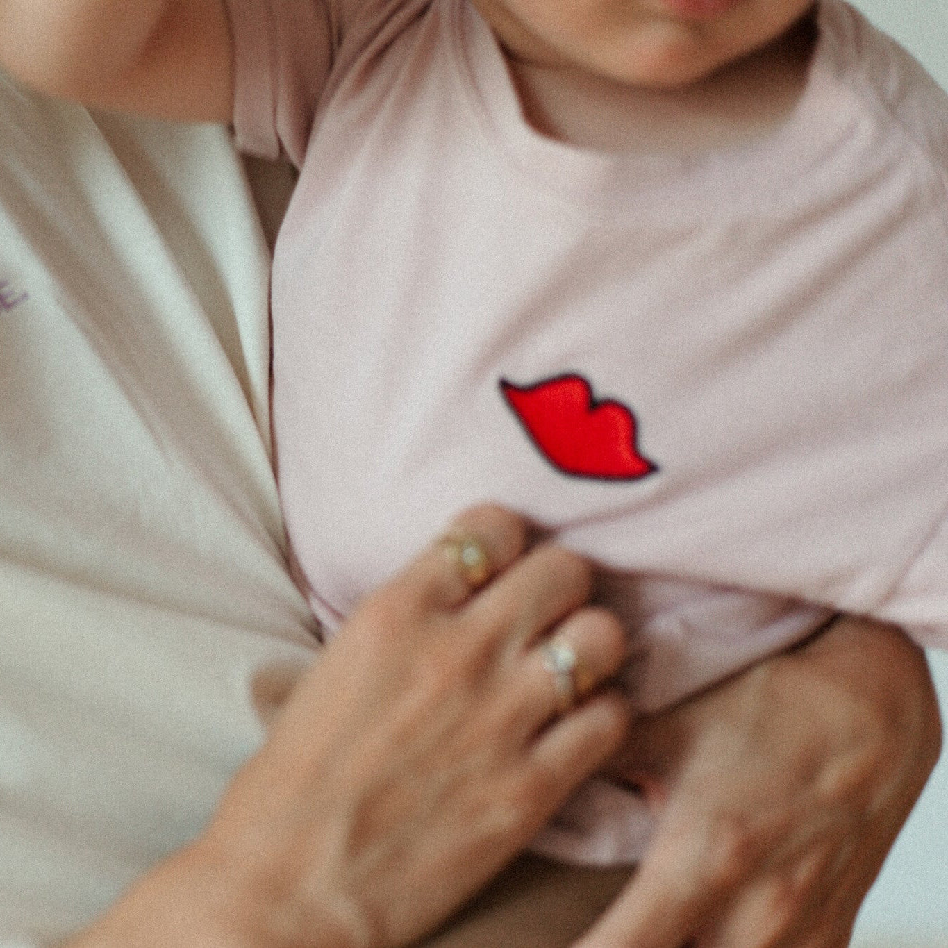 baby draagt roze t-shirt met icoon. 
