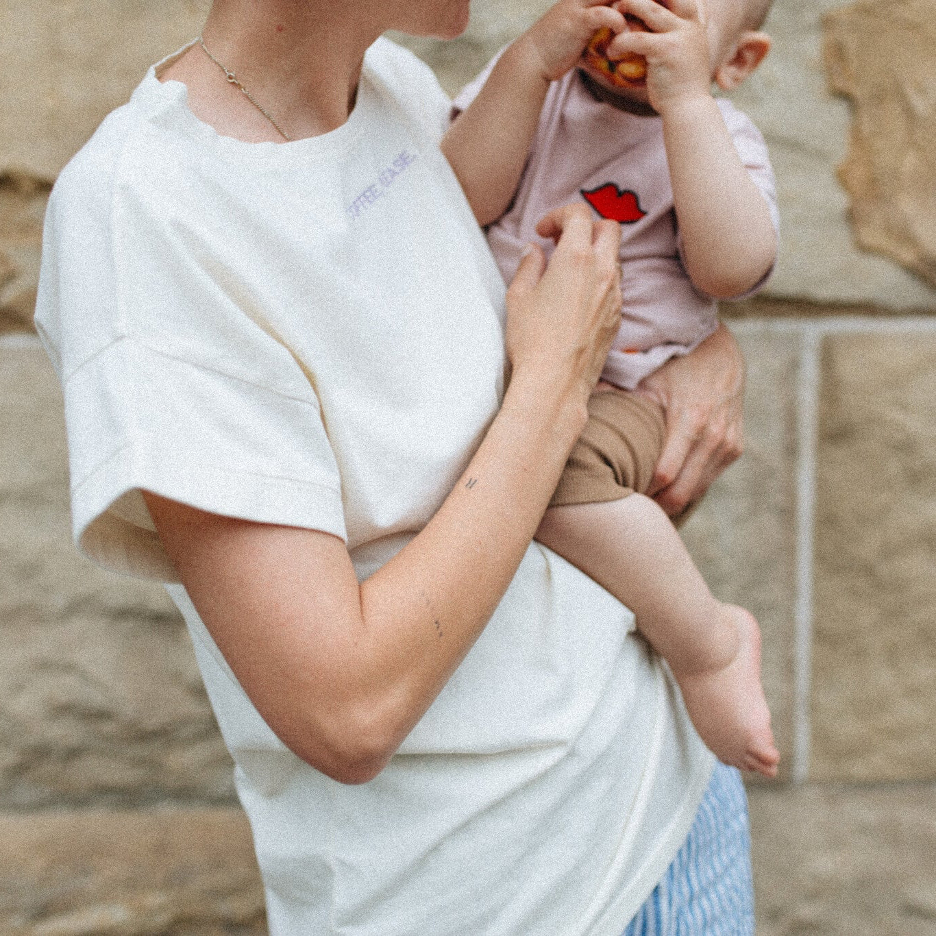 baby draagt roze T-shirt. 