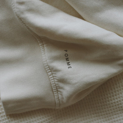 detail van sweater met tekst &