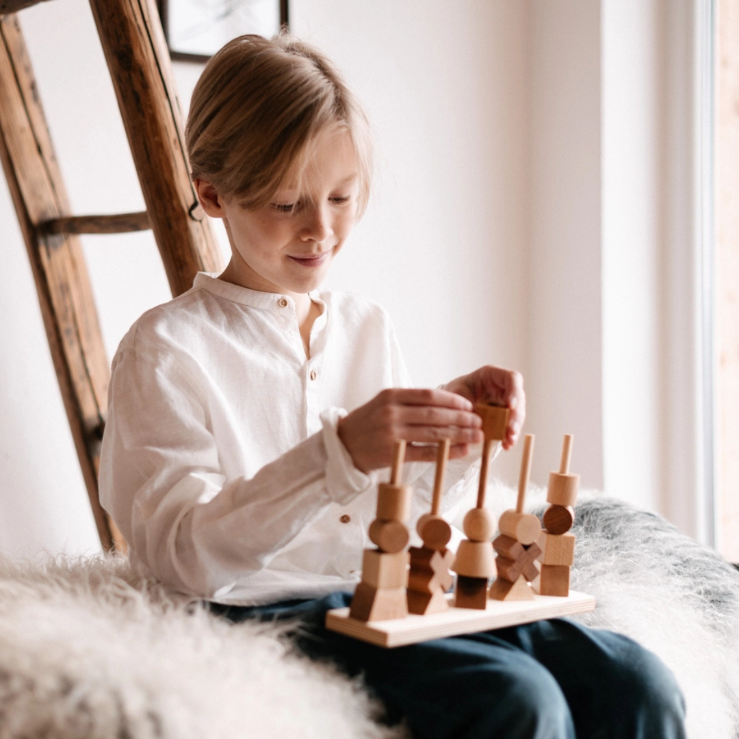 kind met houten speelgoed