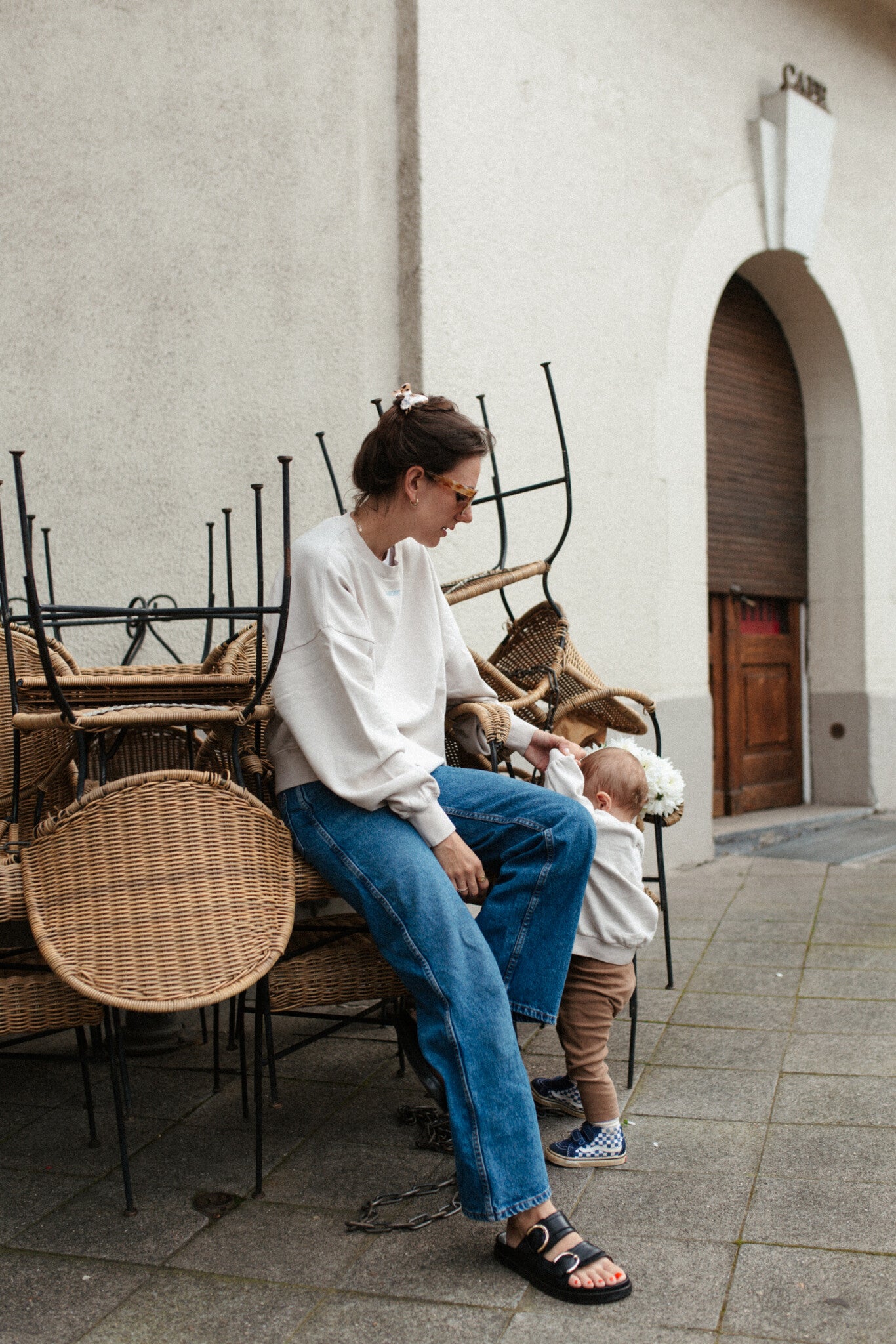 Moeder en vrouw in een oversized beige sweater. Gepersonaliseerd met amore in licht blauw. Gemaakt van 100% biologisch katoen.