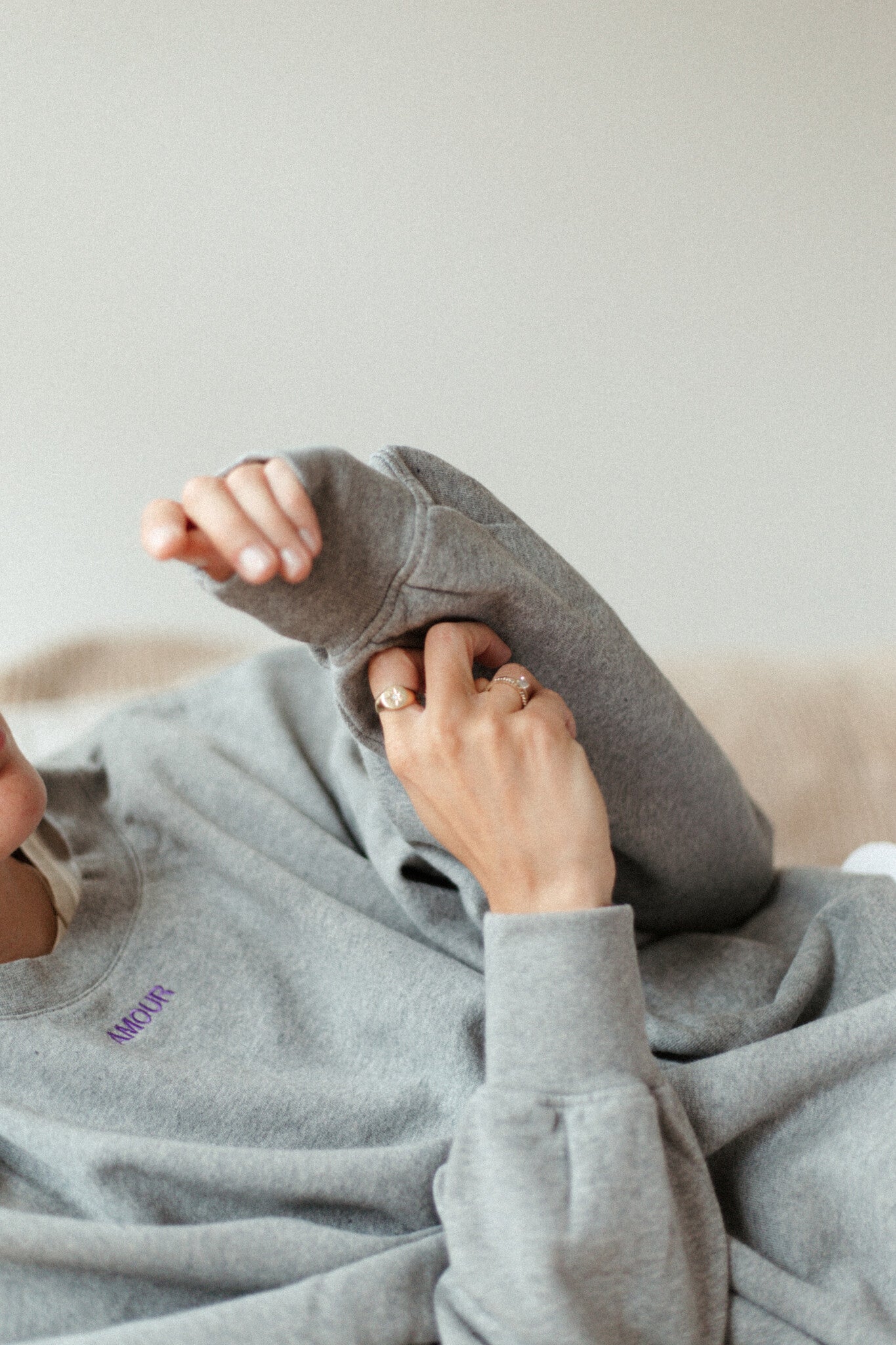 Moeder en vrouw in een oversized grijze trui. Gepersonaliseerd met een paarse quote. Gemaakt van 100% biologisch katoen.