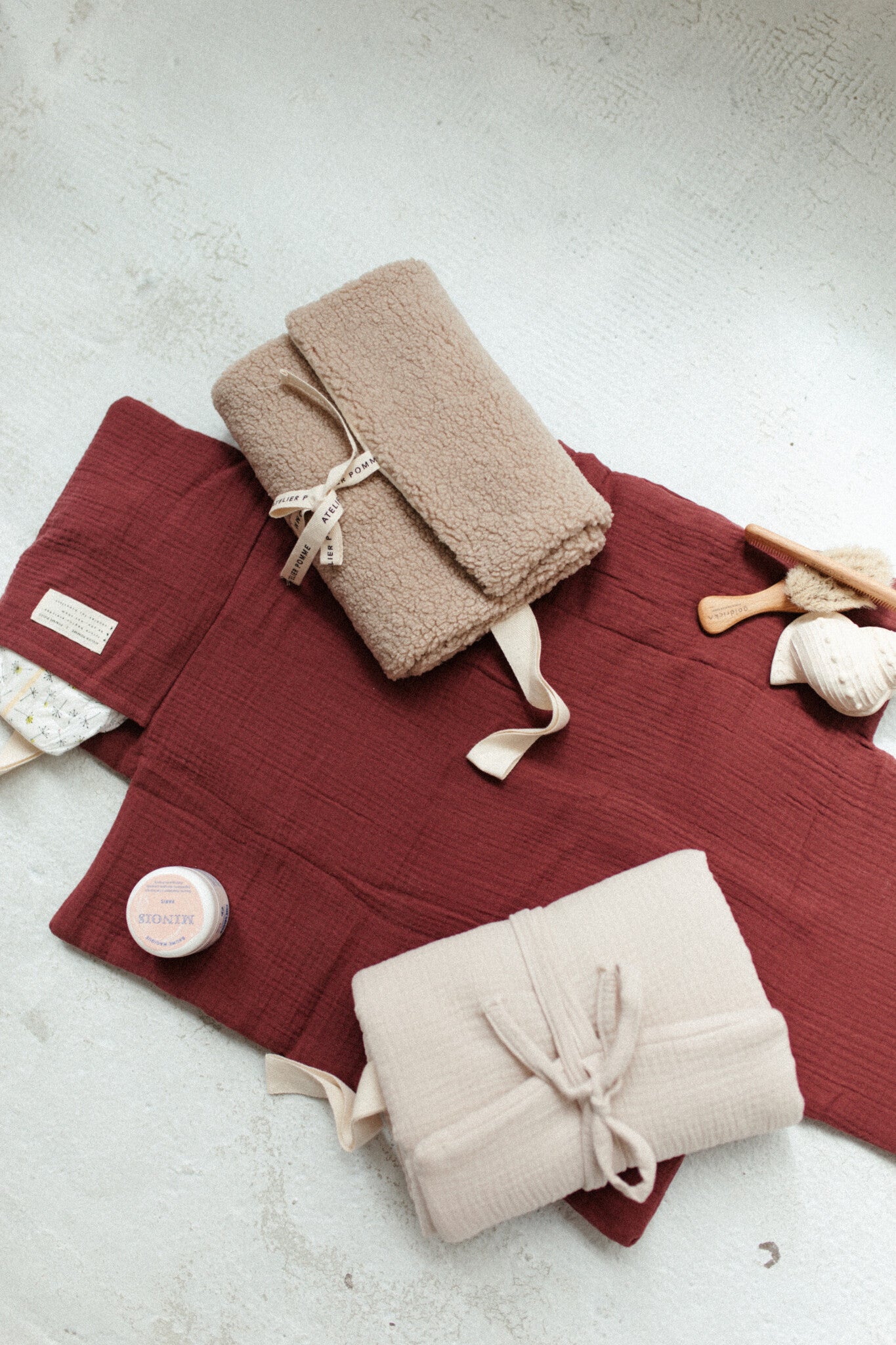 CHANGING PAD TO GO  - BURGUNDY BOO