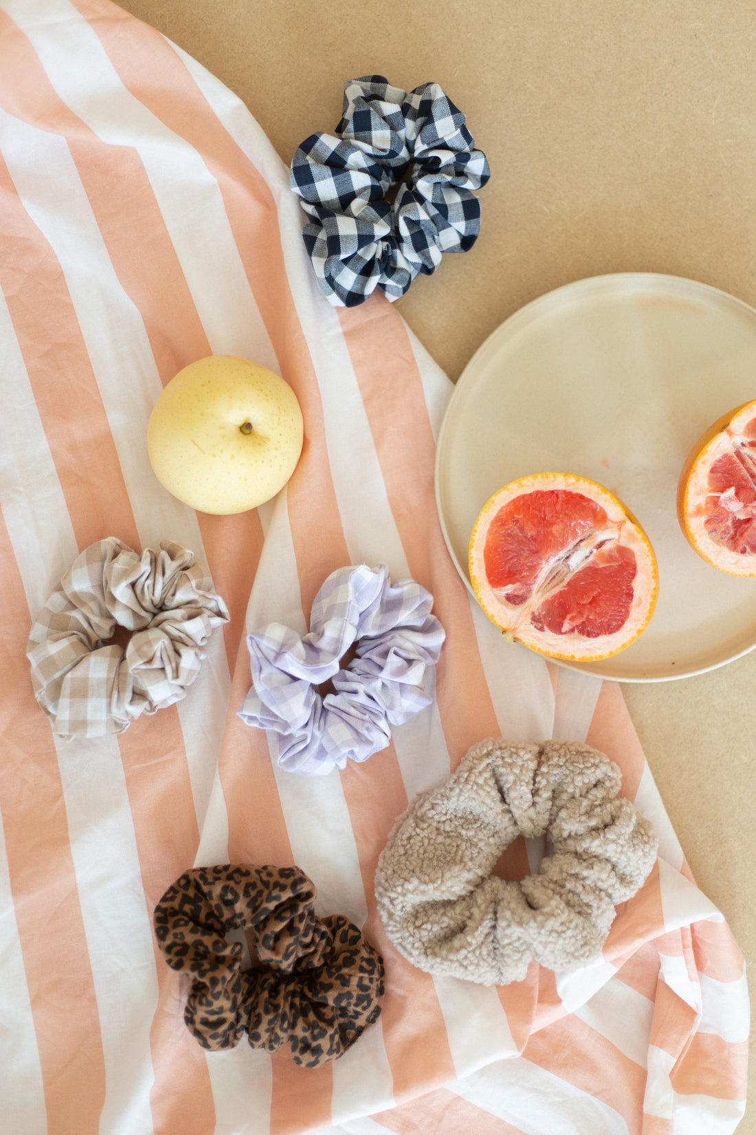 Geblokte scrunchies voor in je haar in de kleuren: beige, lila en blauw. Accessoires voor vrouwen