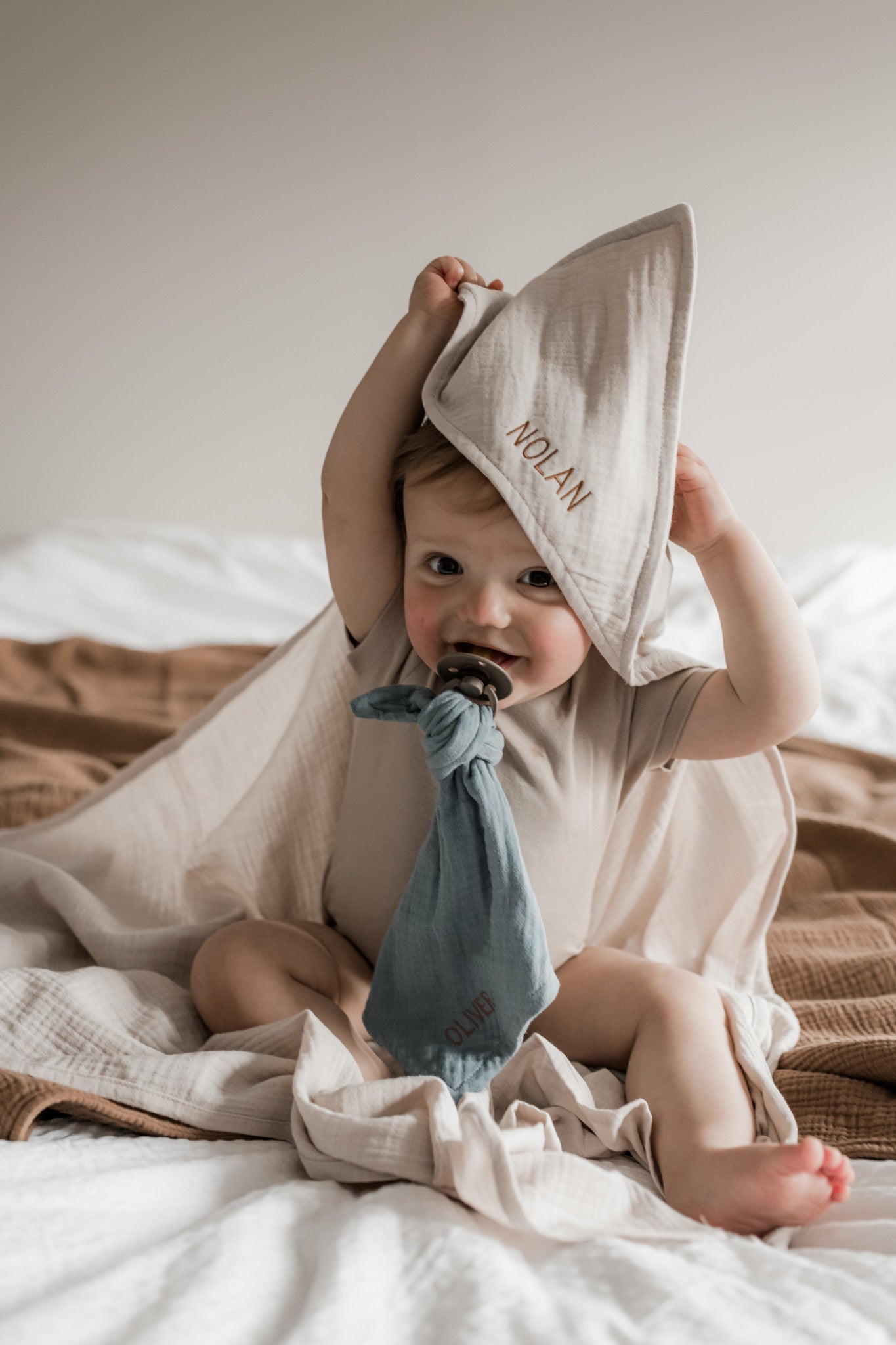 handdoek voor kinderen van biologisch katoen in het beige met een naam erop geborduurd