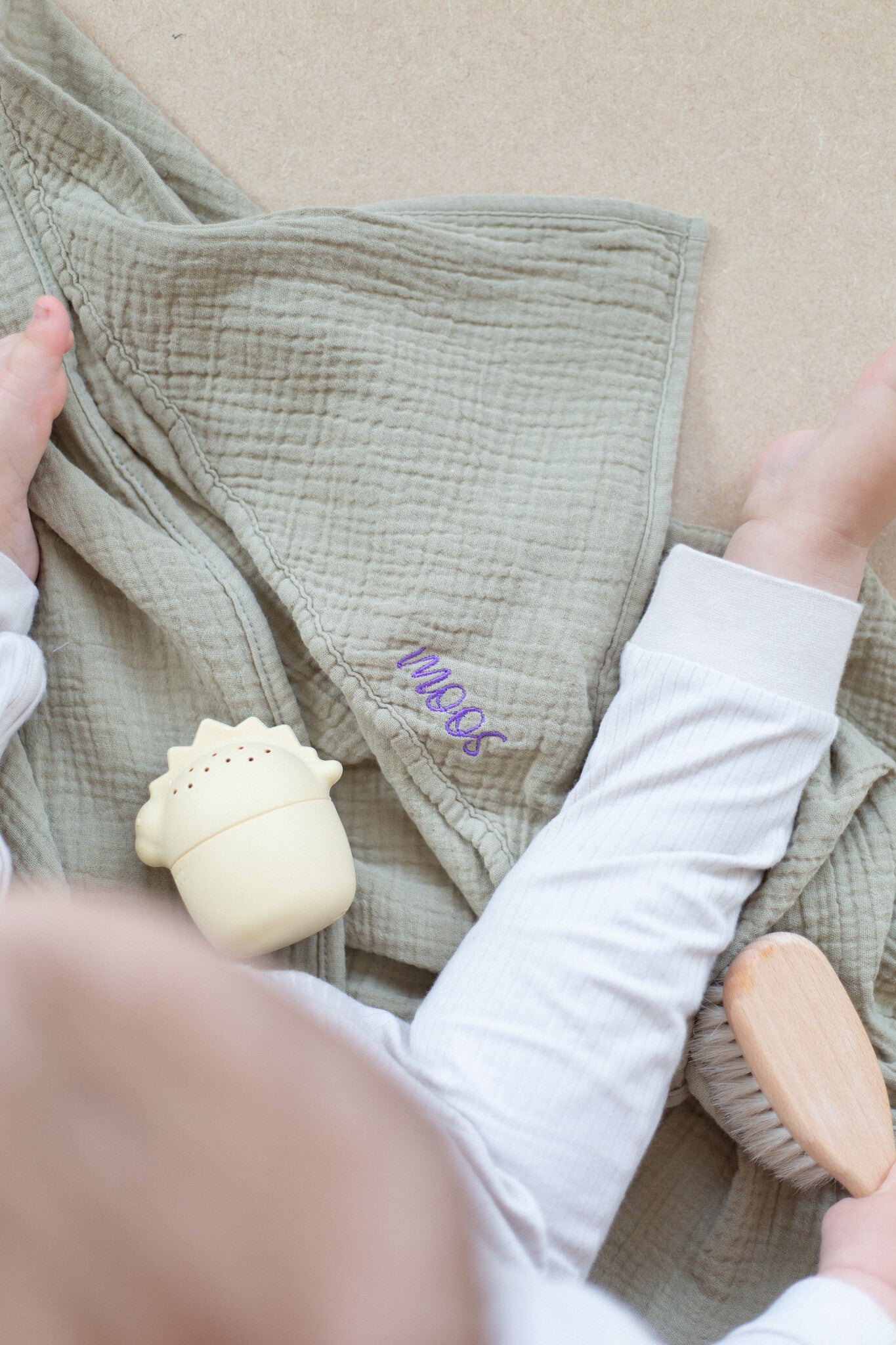 badhanddoek in de kleur groen gepersonaliseerd met een naam in het paars