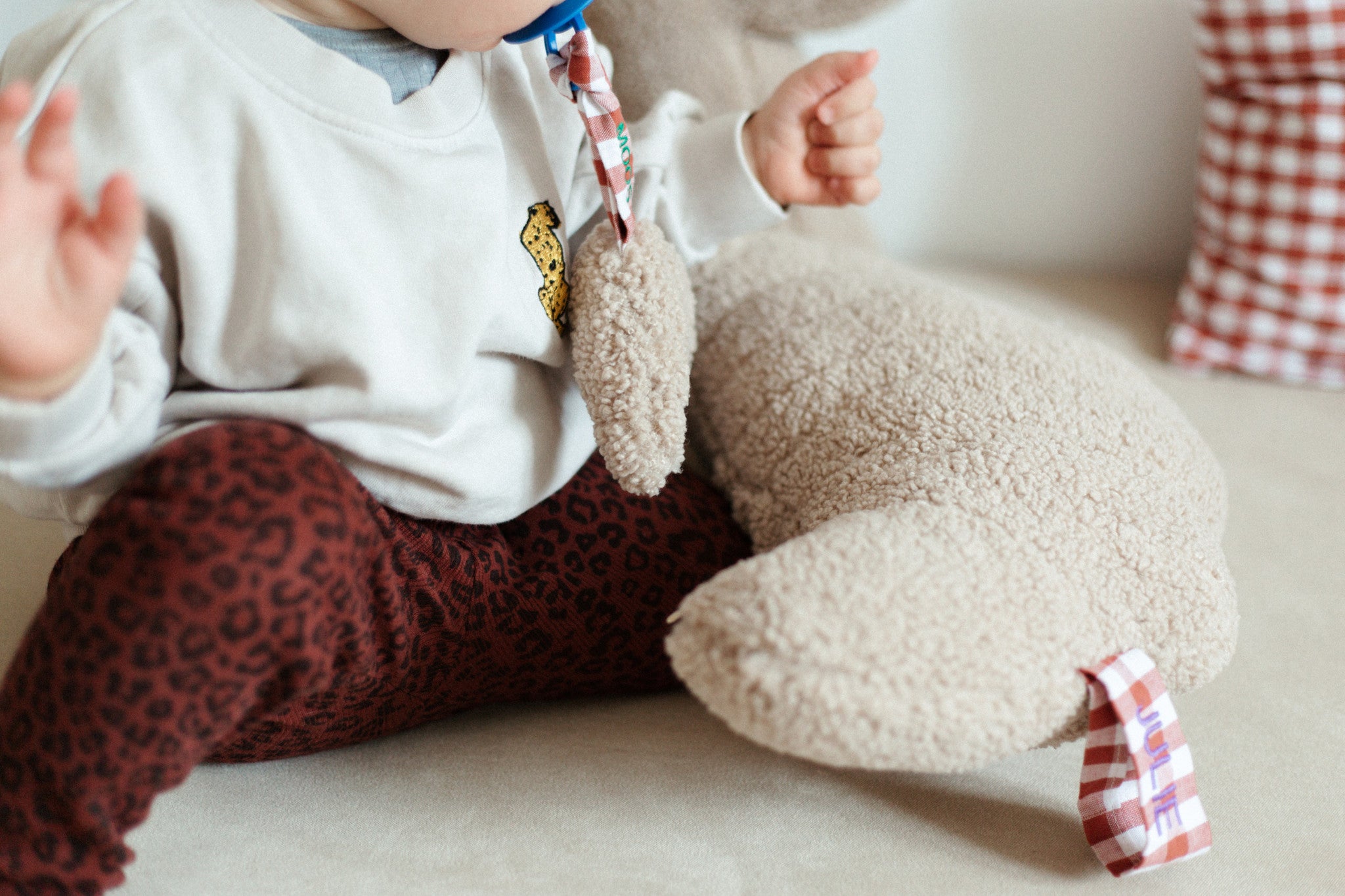 kinderkussen in de vorm van een croissant in teddystof 