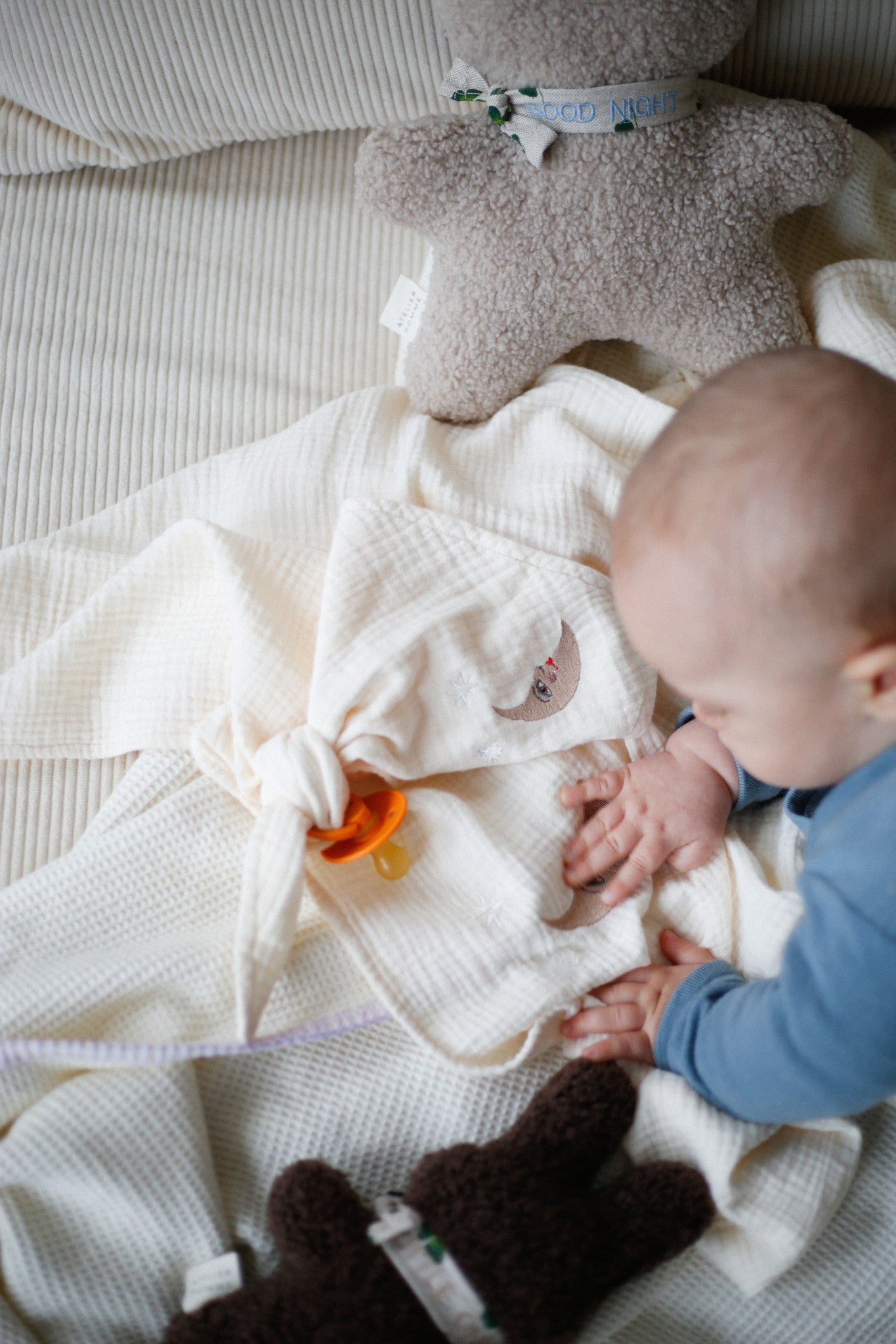 baby met speen en speenkoord van zacht katoen