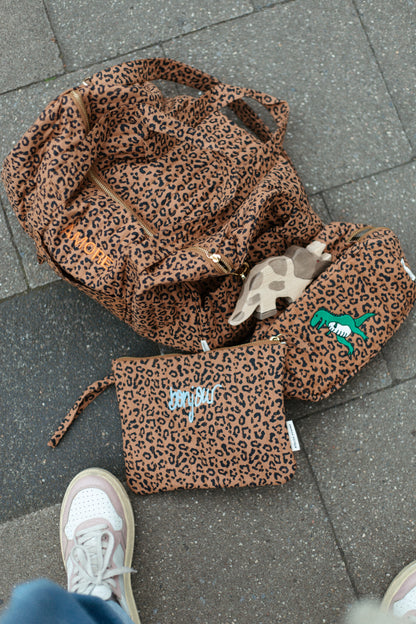 matching pouch in luipaard print met rits en handvat