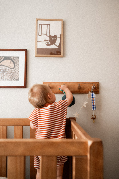 baby met speenknuffel in een wieg