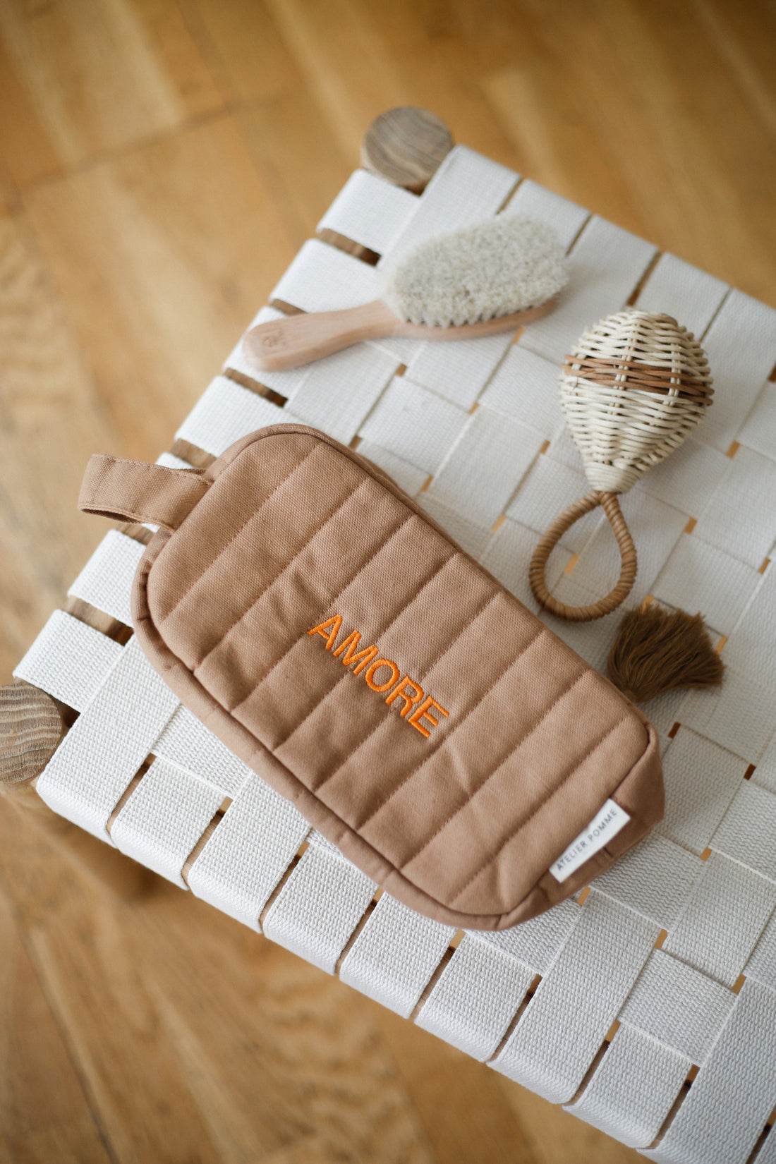 Biologisch katoenen BABY ESSENTIALS POUCH met rits, lined binnenkant en handvat, personaliseerbaar met naam of icoon.