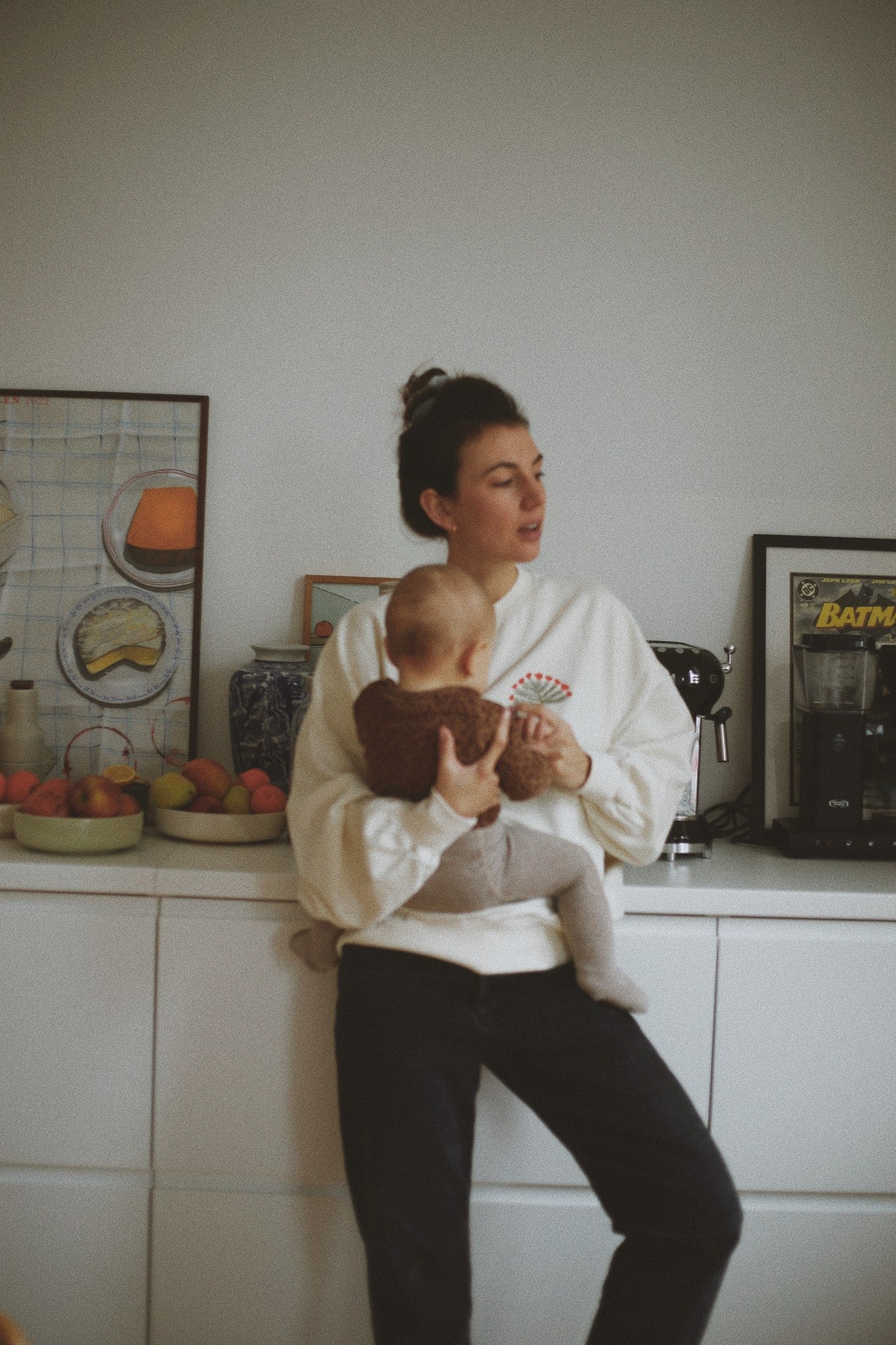 Moeder en vrouw in een oversized witte sweater. Gepersonaliseerd met full of roses icoontje. Gemaakt van 100% katoen.