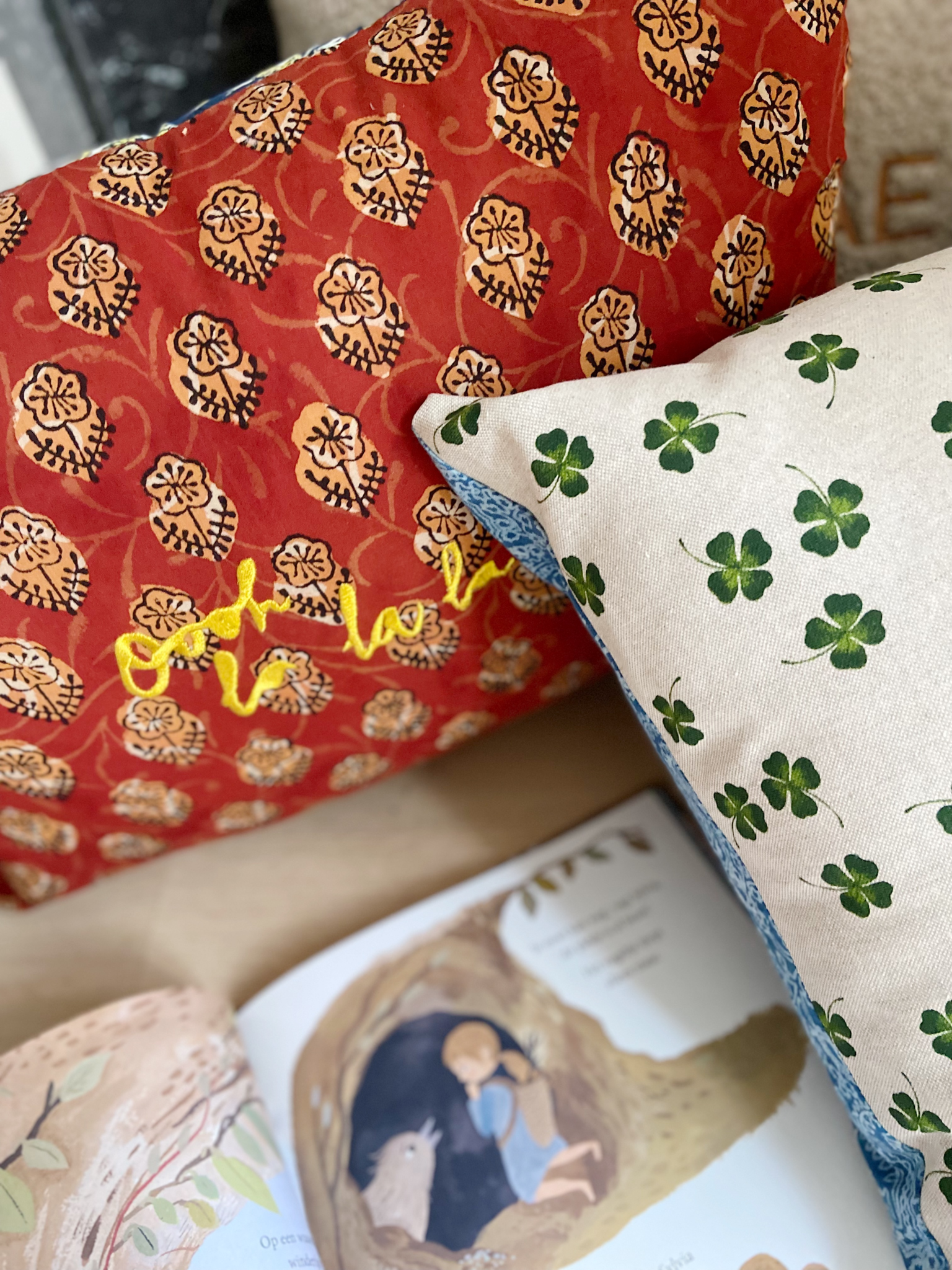 CUSHION: FLOWER POWER