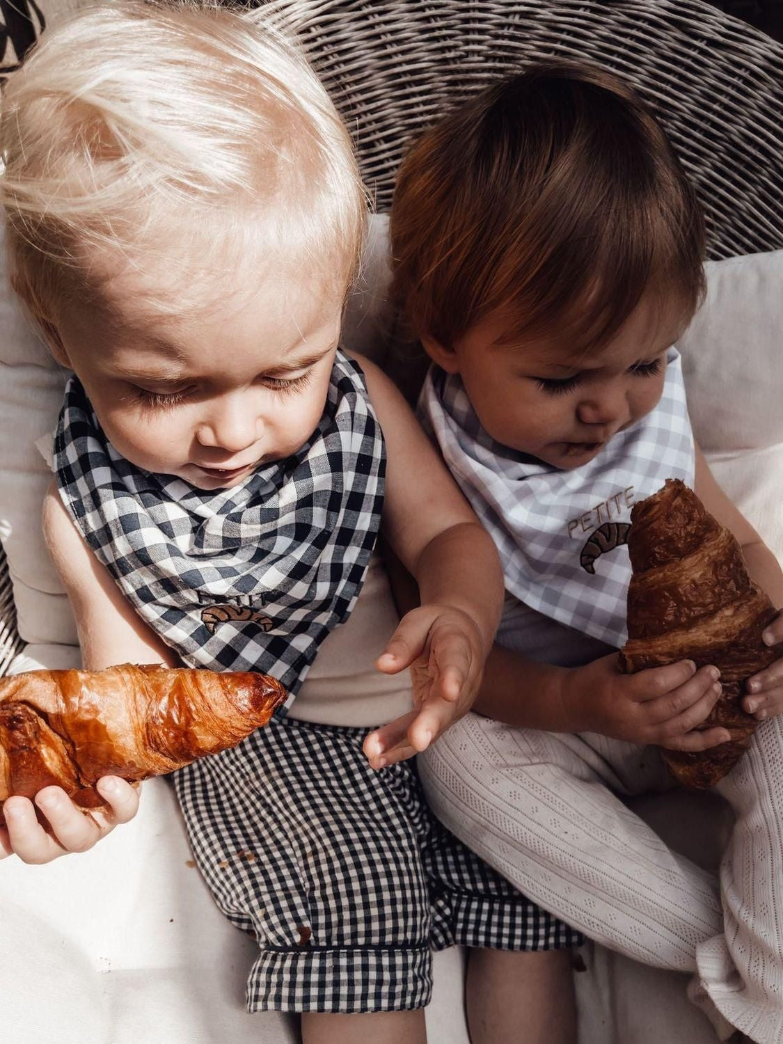 geruit sjaaltje voor kinderen in het wit met zwart