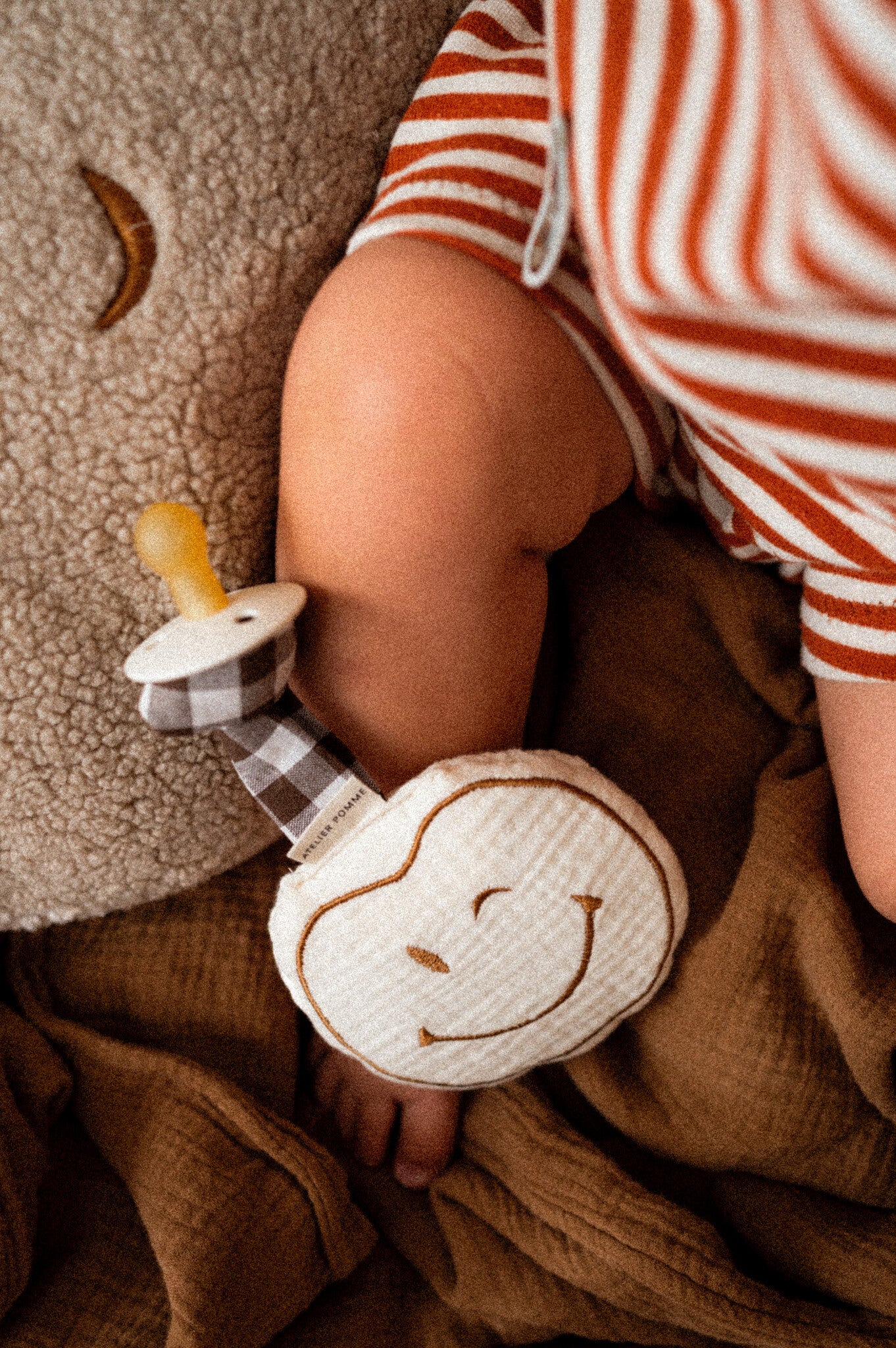 baby product: speenkoord van in wit met bruin