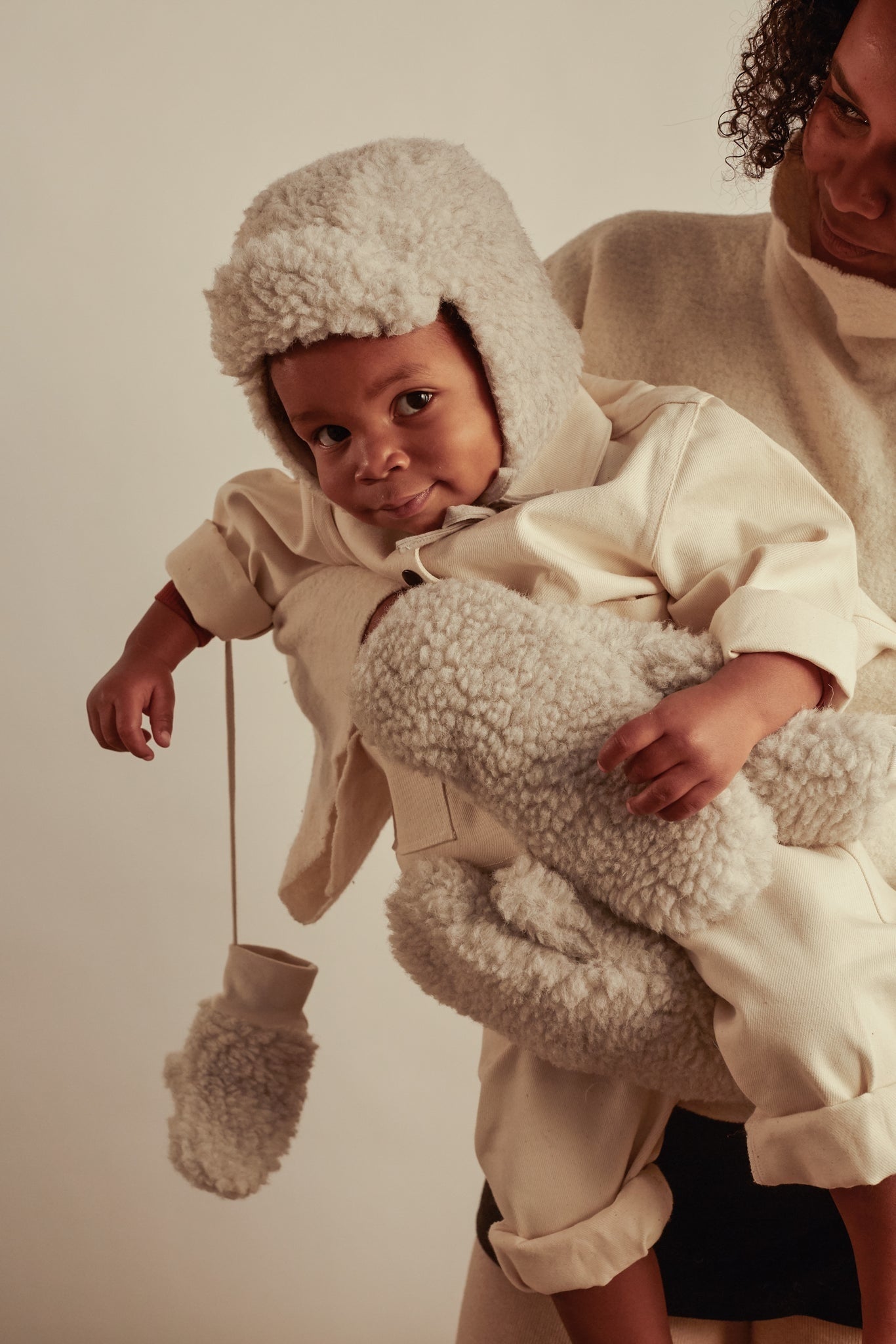 kinderwanten met koord gemaakt van teddy materiaal