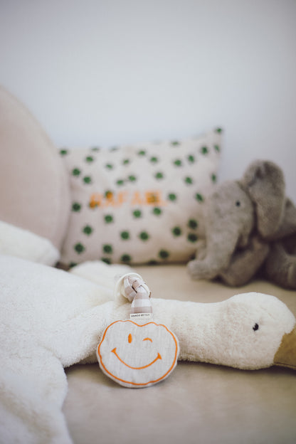 cadeau pasgeboren baby: smiley knuffel aan speenkoord 