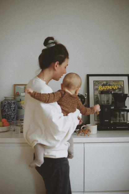 Moeder en vrouw in een oversized witte sweater. Gemaakt van 100% katoen.