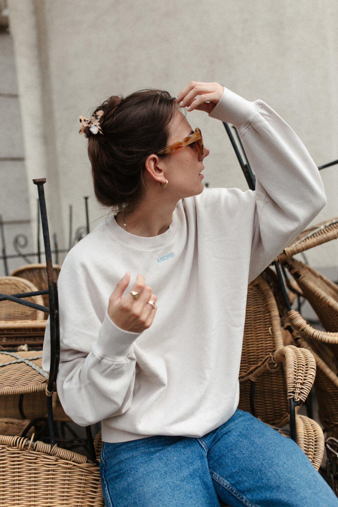 Moeder en vrouw in een oversized beige sweater. Gepersonaliseerd met amore in licht blauw. Gemaakt van 100% biologisch katoen.