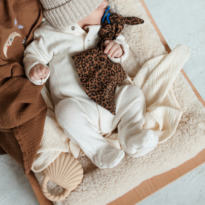 baby met speen en speendoekje van katoen met panter print