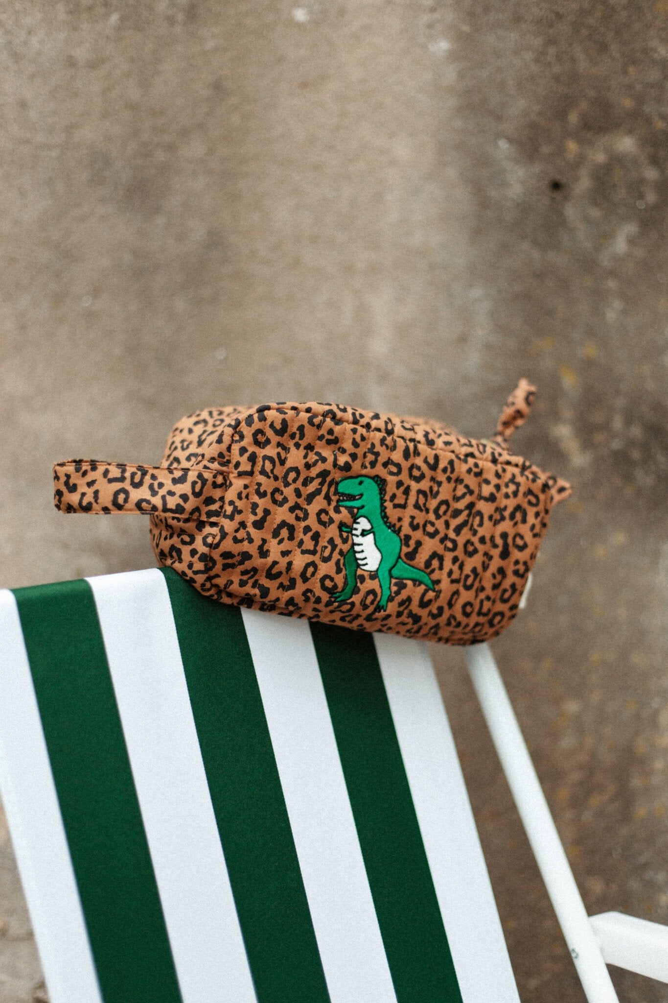 ruime pouch met tijgerprint en groen icoon