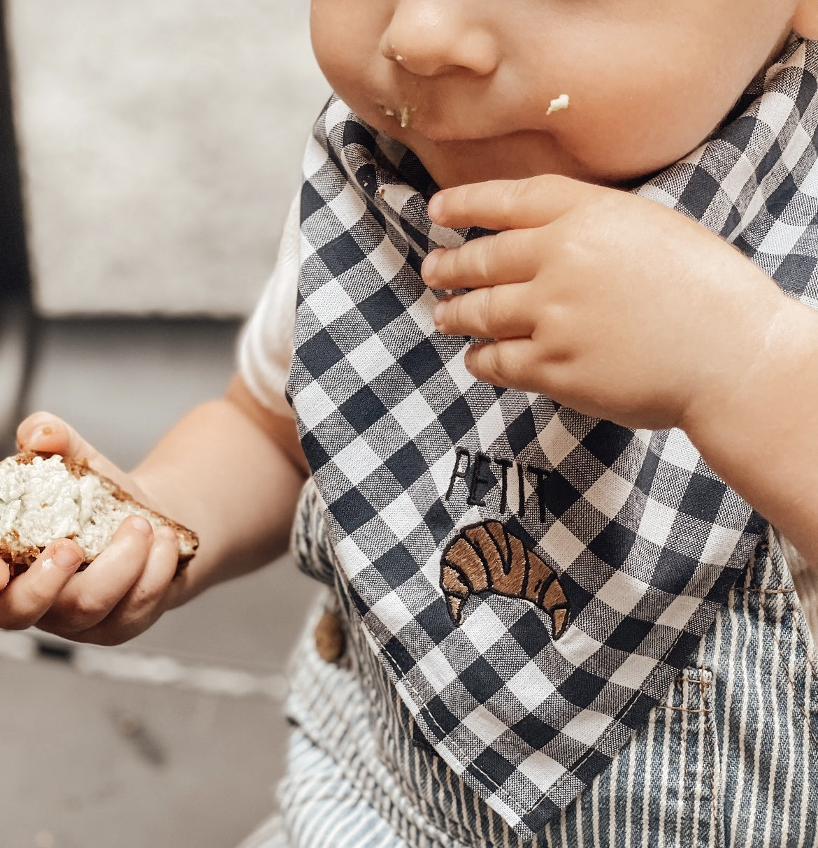 geruit sjaaltje voor kinderen in het zwart met wit en een croissant icoontje