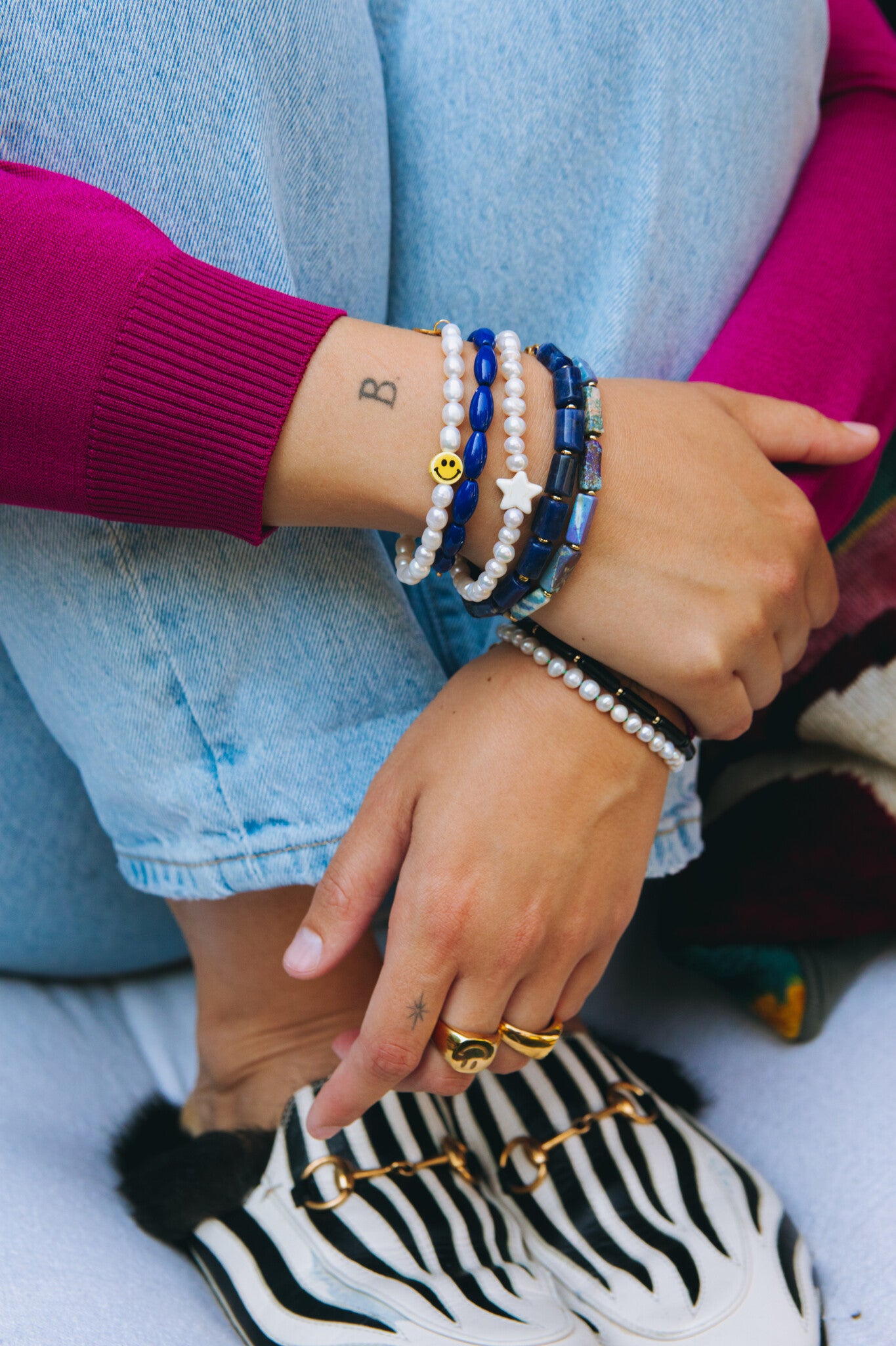 witte armband met parels en een gele smiley van Bonnie studios