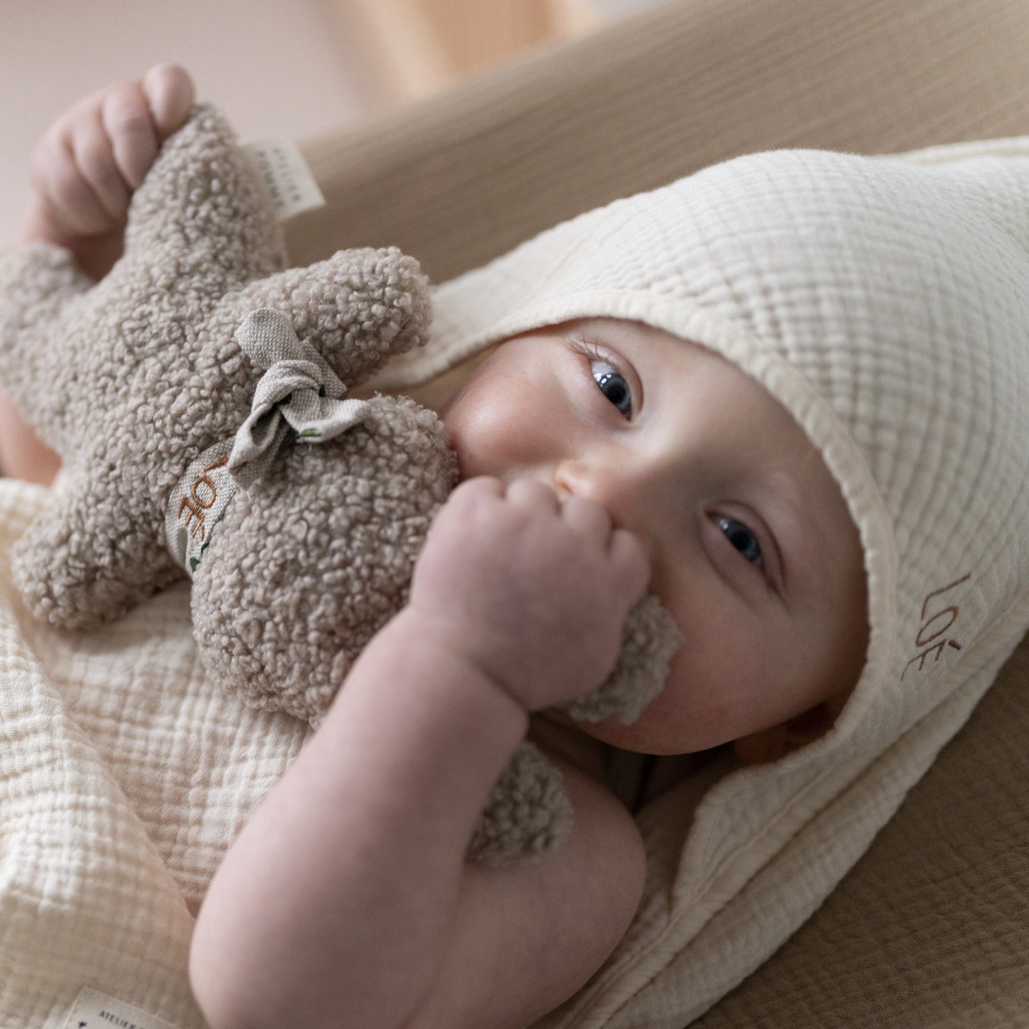 baby met knuffel en handdoek in het wit met gepersonaliseerde naam