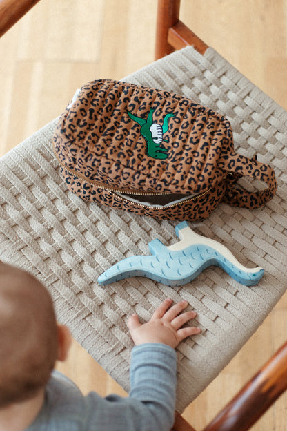 pouch voor moeders met baby in panterprint met een dino erop geborduurd 