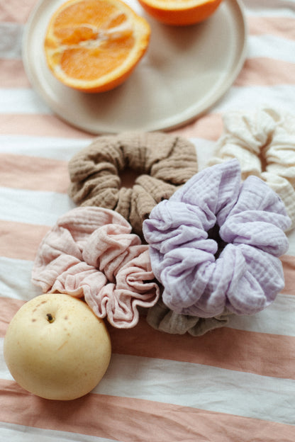 Oversized scrunchies voor in je haar, perfect als cadeau voor vrouwen. In kleuren: lila, blauw, wit, bruin, beige, burgundy