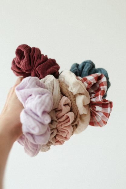 Oversized scrunchies voor in je haar, perfect als cadeau voor vrouwen. In kleuren: lila, blauw, wit, bruin, beige, burgundy