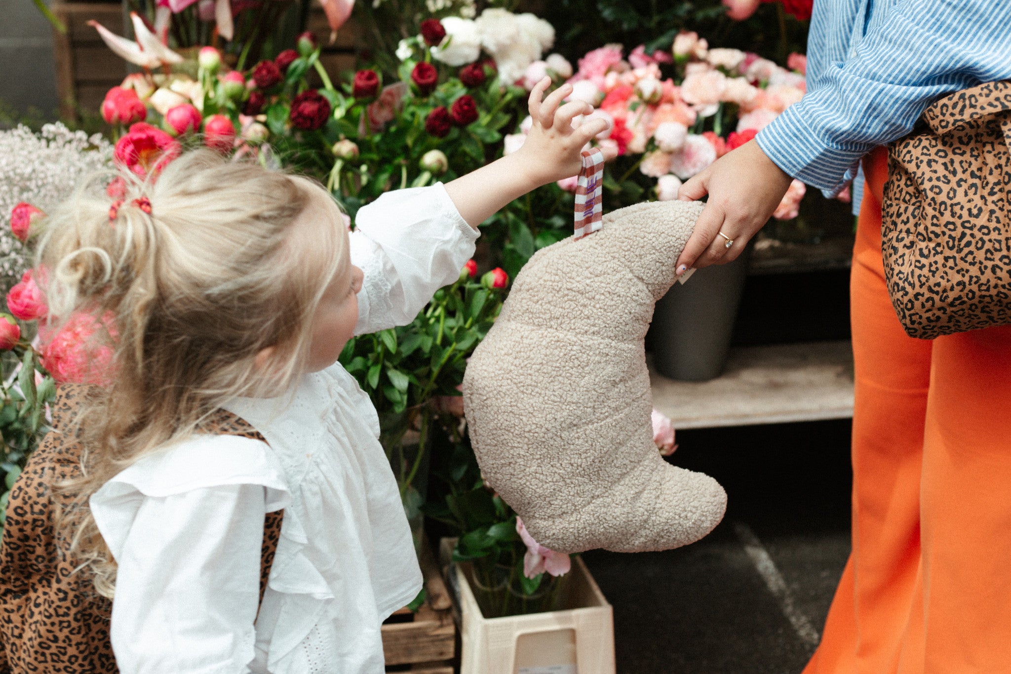 Grote croissant kussen, gepersonaliseerd voor kinderen, met handig handvat